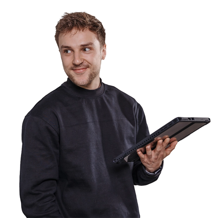 stbk__junger-steuerfachangestellter-mit-tablet__ausbildung__hard-facts